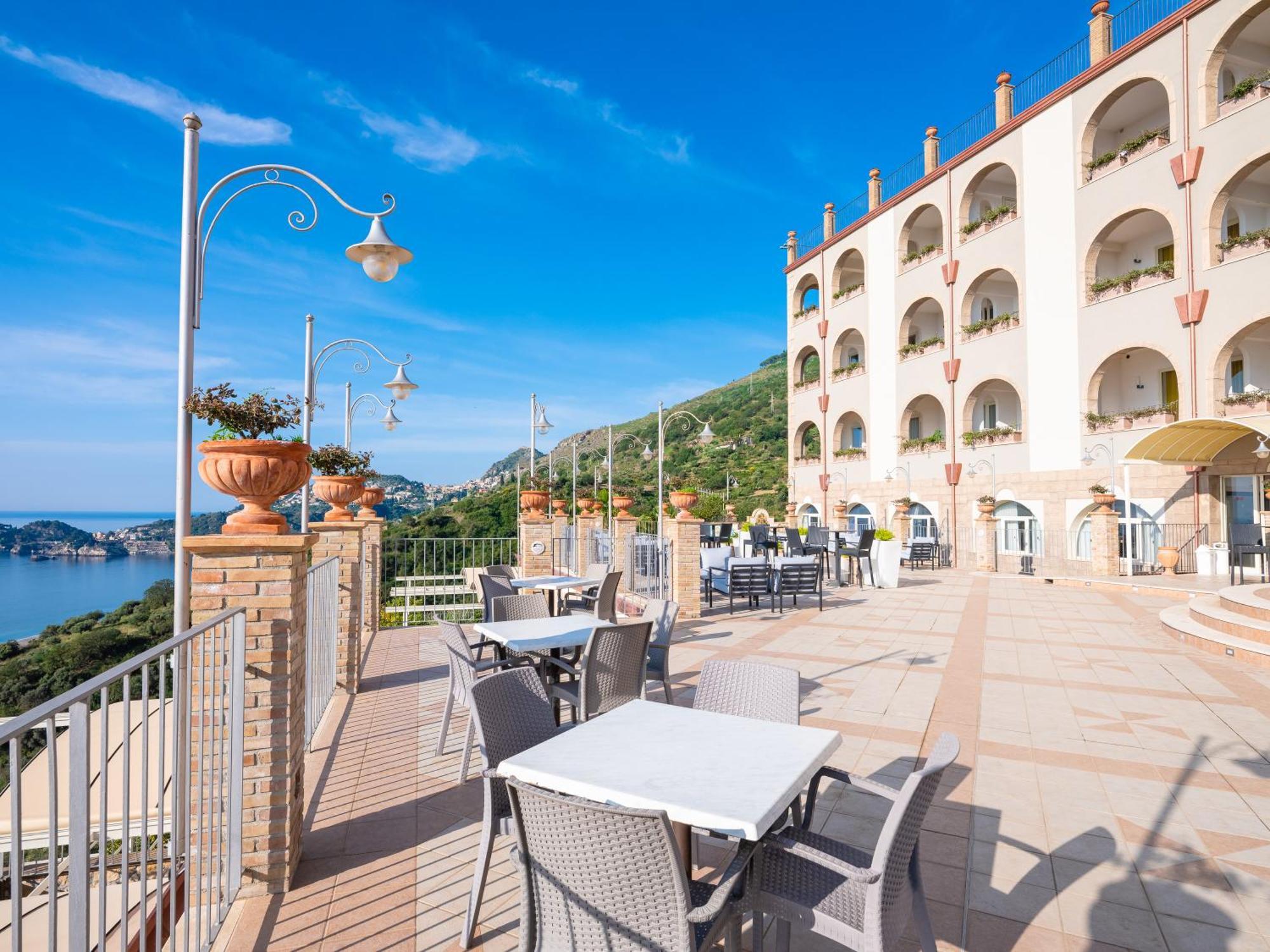 Hotel Olimpo Le Terrazze Letoianni Exterior foto
